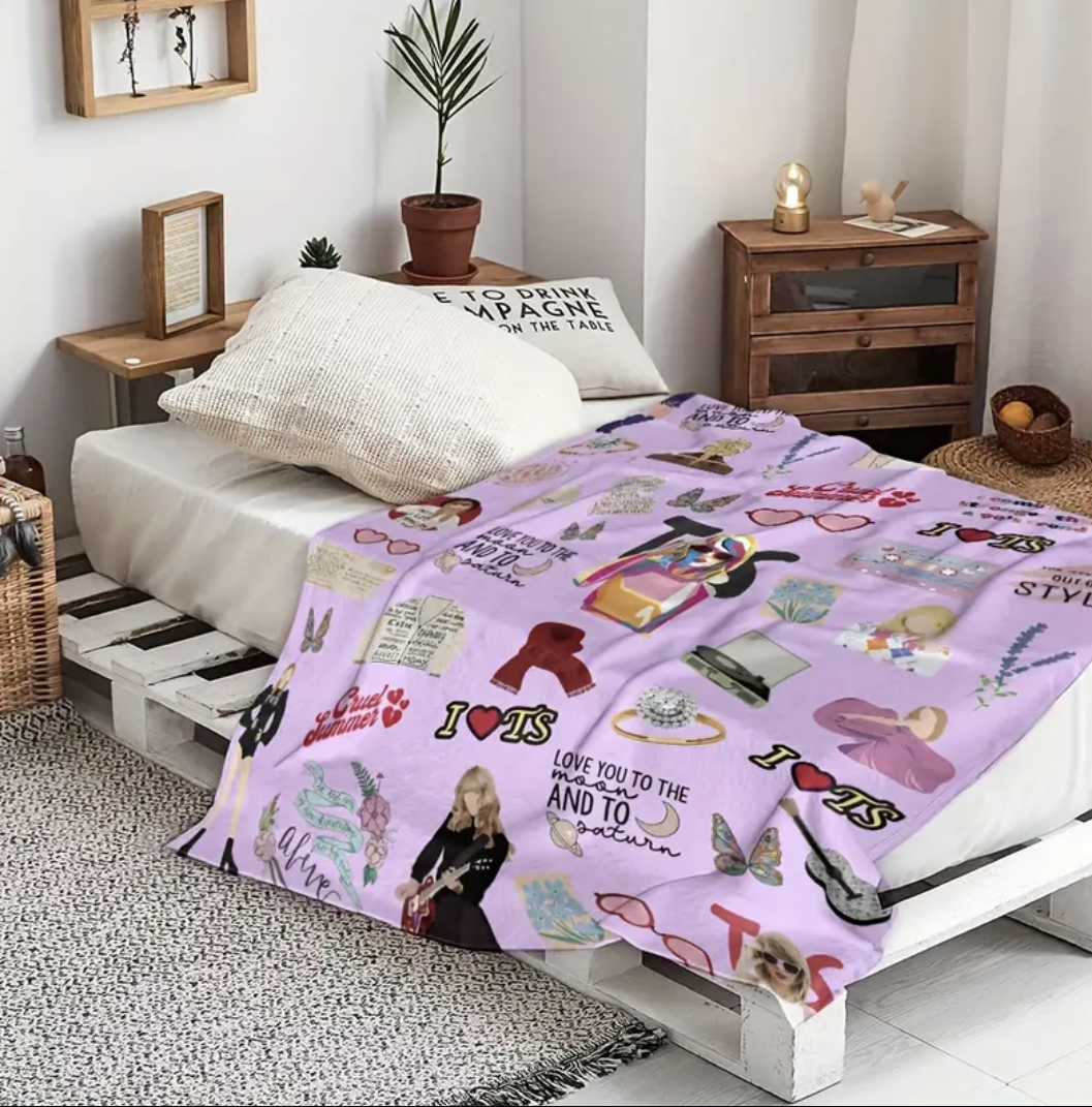 Lilac Taylor Swift Graphic print fleece blanket (150cm x 200cm)